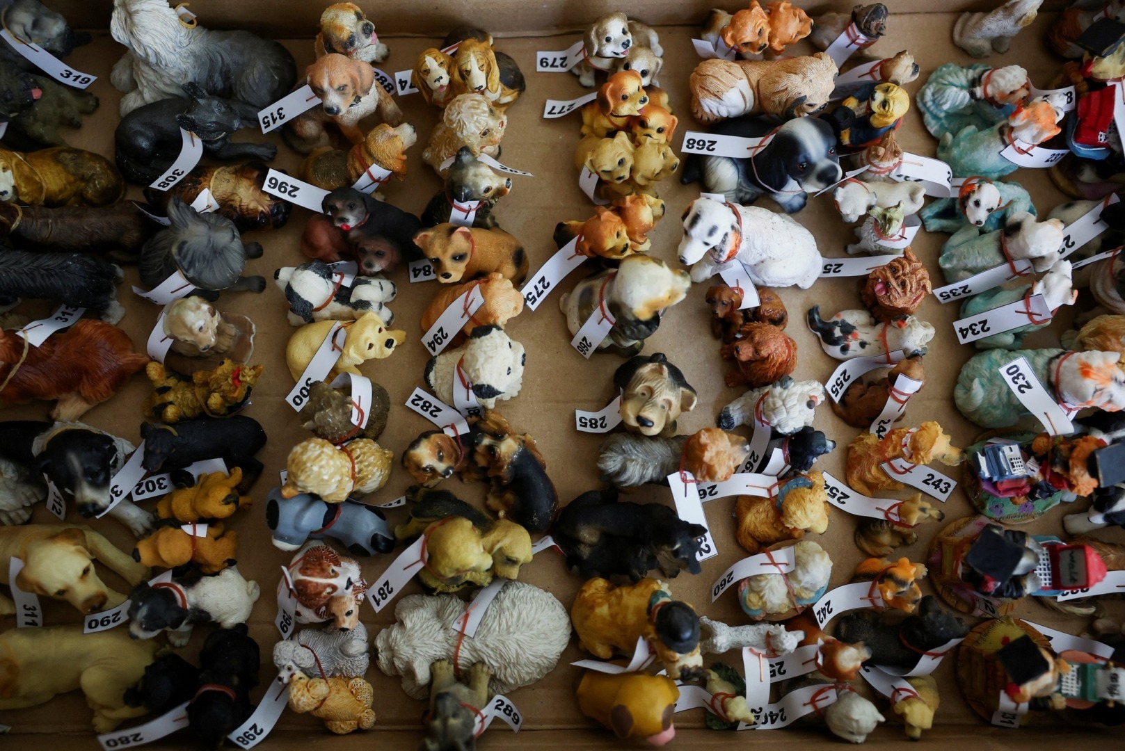 Colecție de figurine în formă de câine