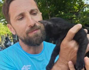 Dani Oțil ține un un pisoi în mâini