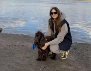 O femeie lângă un câine