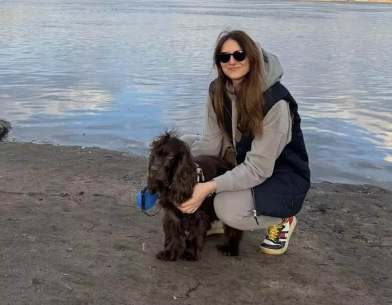 O femeie lângă un câine