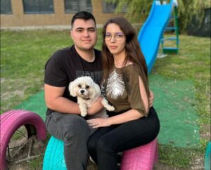 Doi tineri și un cățel