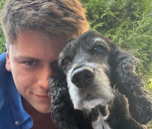 Un tânăr alături de câinele său
