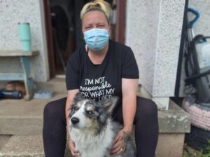 Câine alături de stăpâna lui