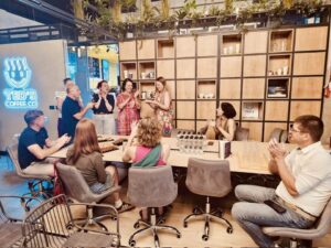 Oameni în jurul unei mese