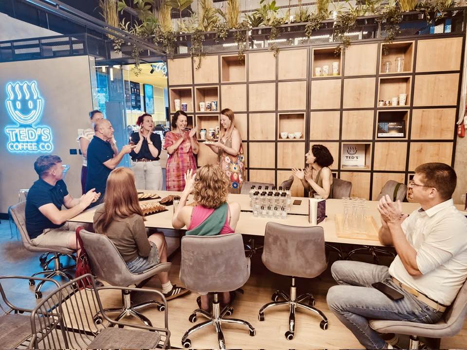 Oameni în jurul unei mese