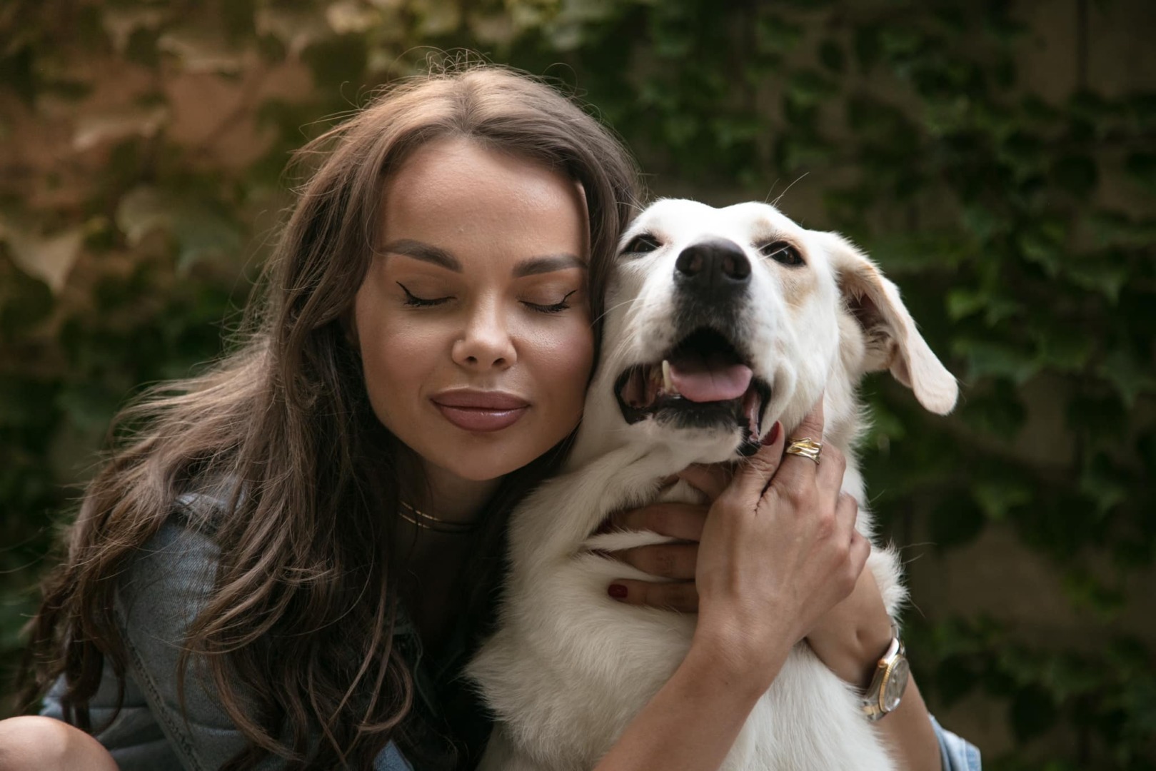 Ina Sîrbu alături de un câine