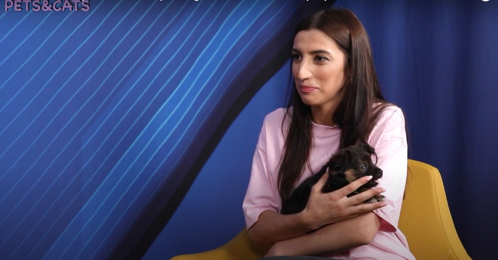 Isabela Oprea ține în brațe un cățel