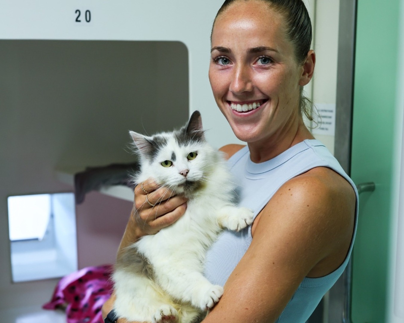 Sportiva Lucy Parker ține o pisică în brațe