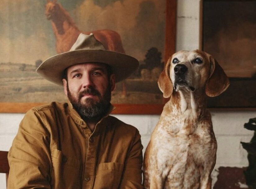 Câine alături de stăpân