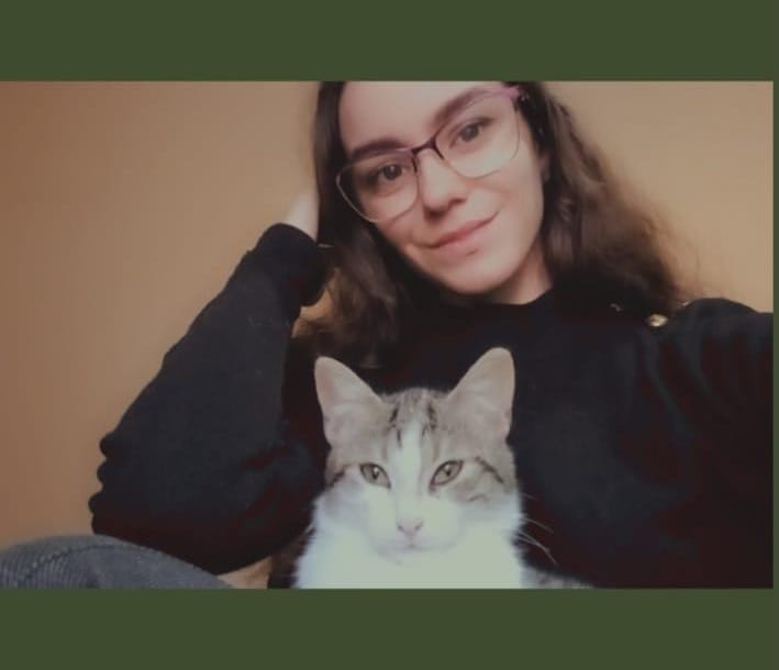 o tânără alături de pisica ei