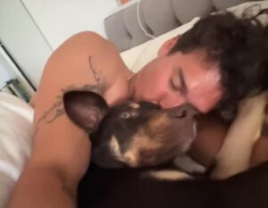 Miles Nazarie alături de un câine