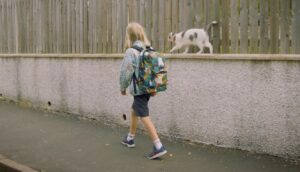 un copil insotit de pisica