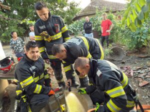 Mai mulți pompieri intervin pentru salvarea unor căței