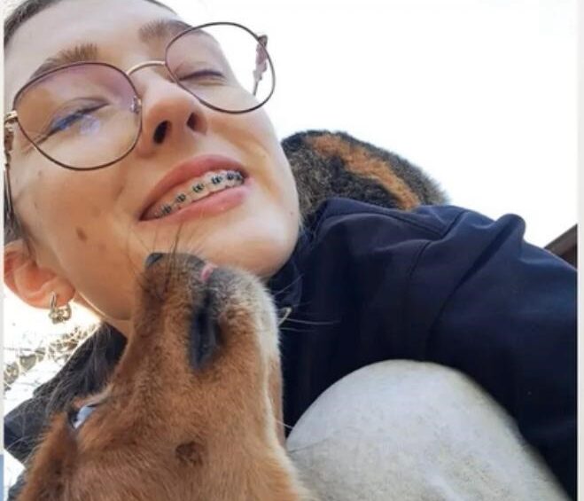 Un câine și stăpâna lui