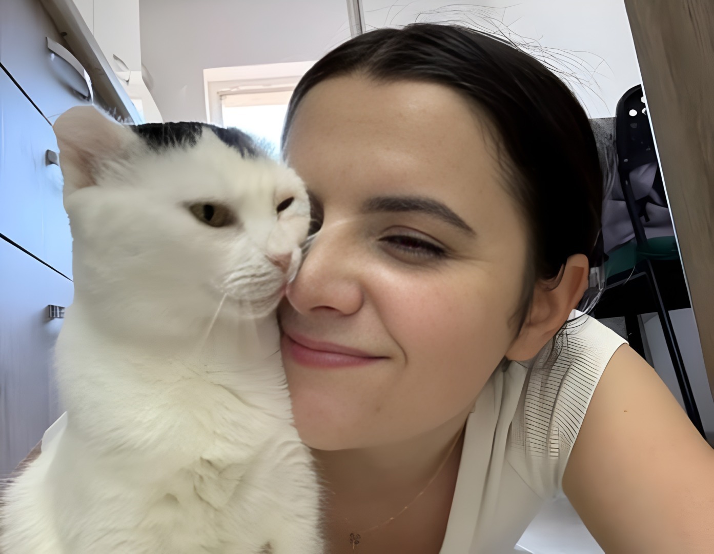 Pisică albă alături de stăpâna ei