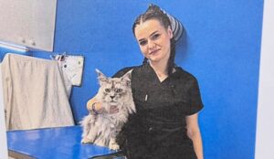 Studentă alături de o pisică