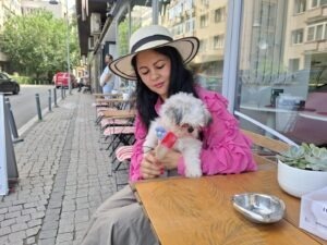 Romona Cristea, patroana The Cone, stă la terasă și îi ofer câinelui o înghețată