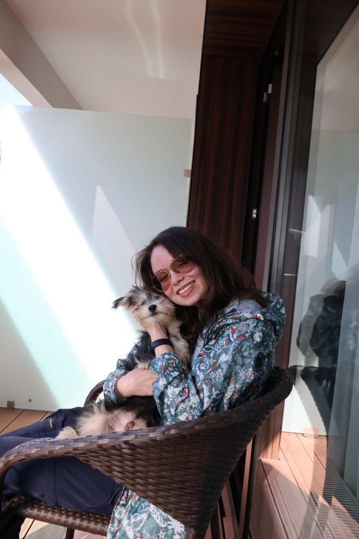 Câinele CHarlie și Alexandra