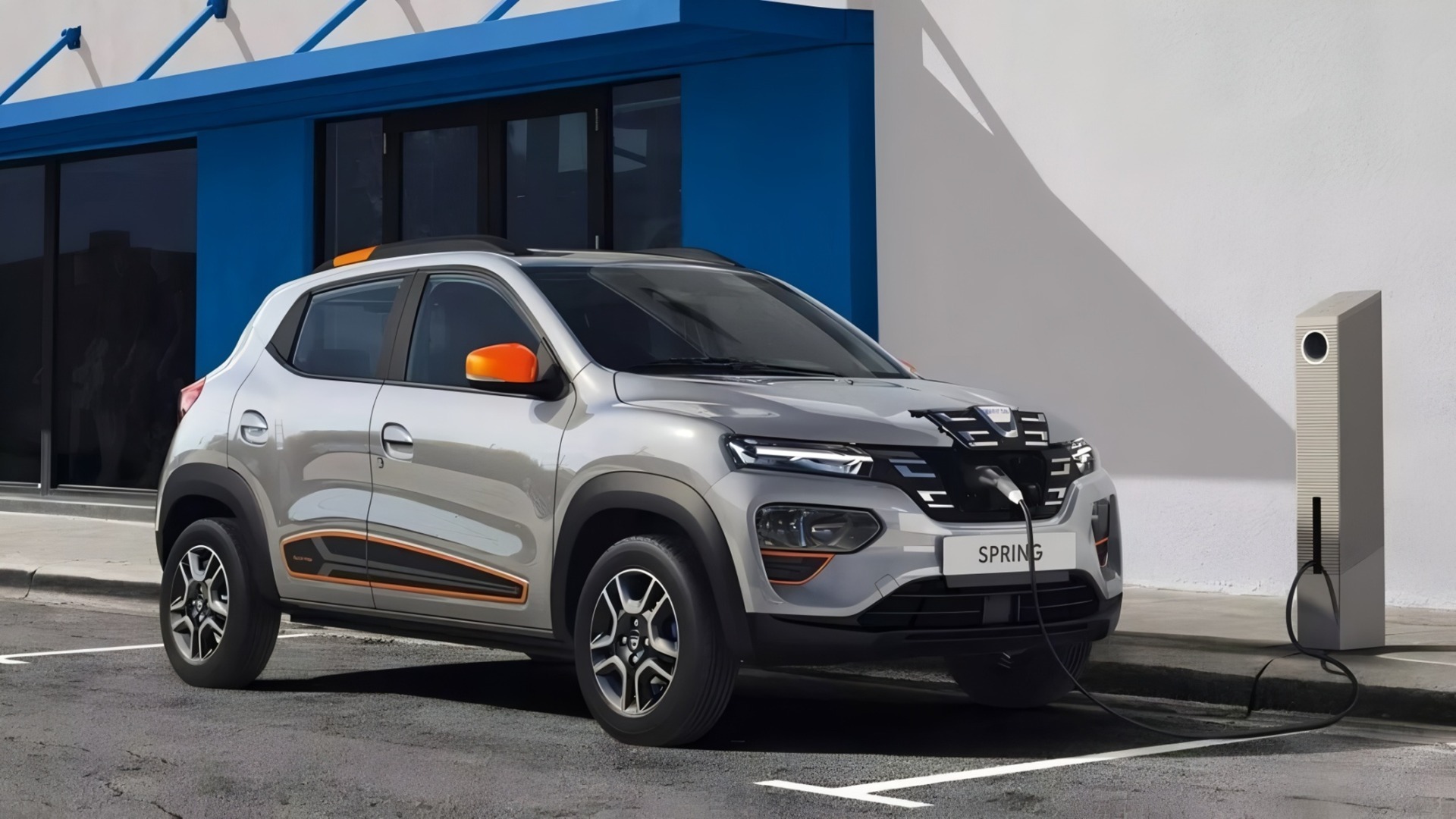Automobil electric Dacia Spring ntr-o stație de reîncărcare