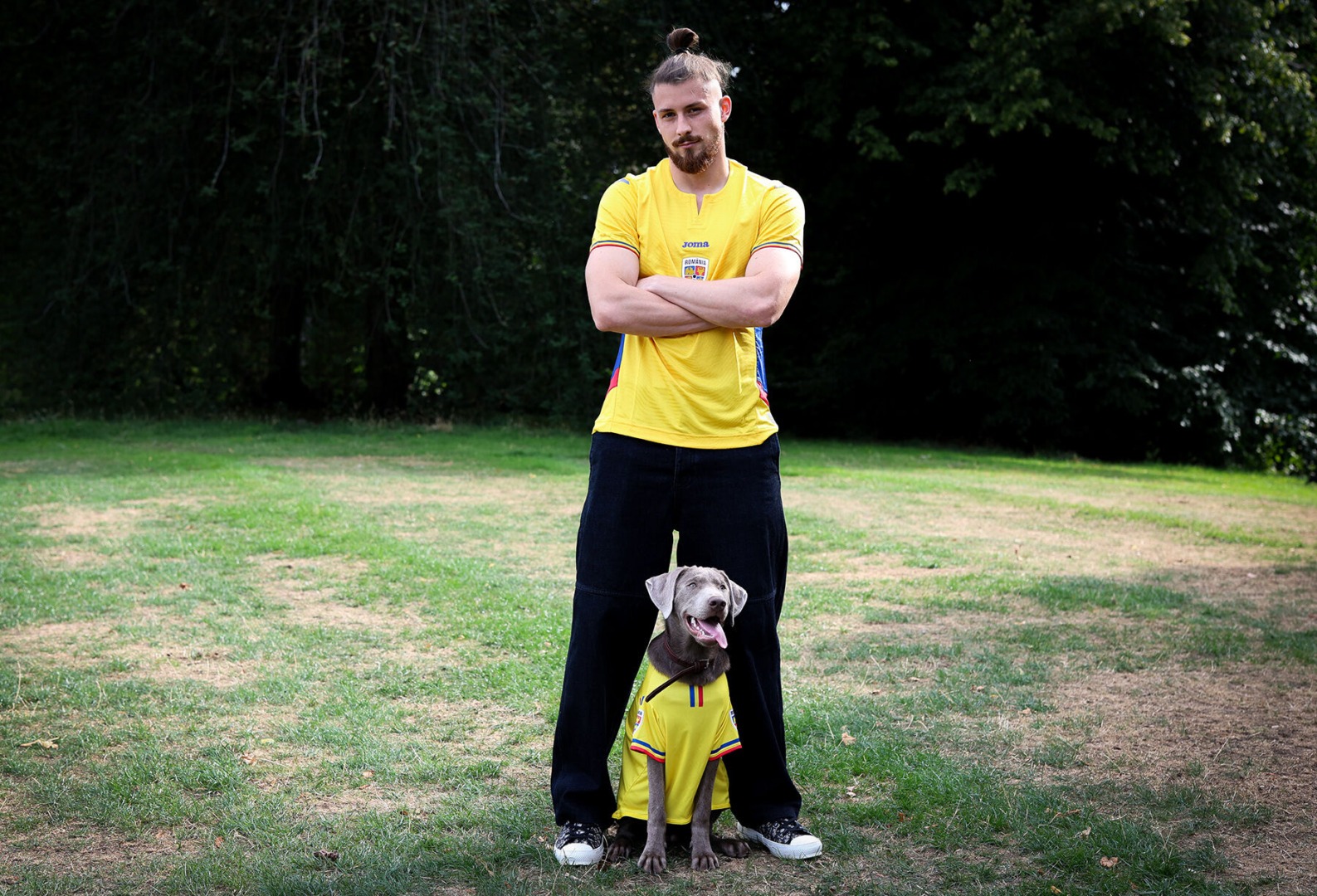 Fotbalistul Radu Drăgușin alături de un câine