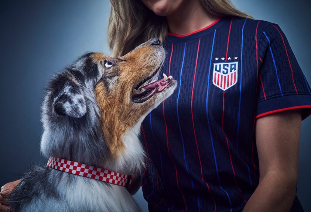 Fotbalistă din echipa Statelor Unite ale Americii alături de un câine