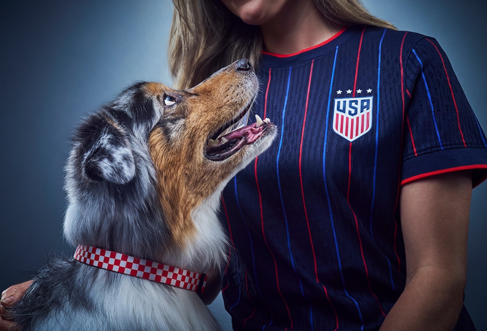 Fotbalistă din echipa Statelor Unite ale Americii alături de un câine