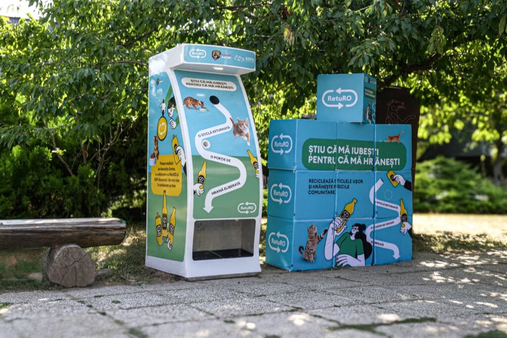 Automat cu hrană pentru pisici