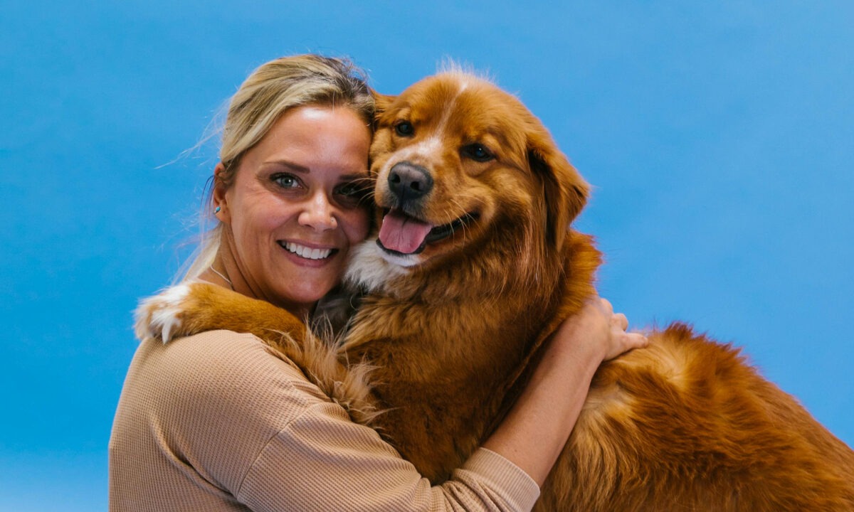 Câine îmbrățișat cu stăpâna