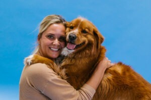 Câine îmbrățișat cu stăpâna