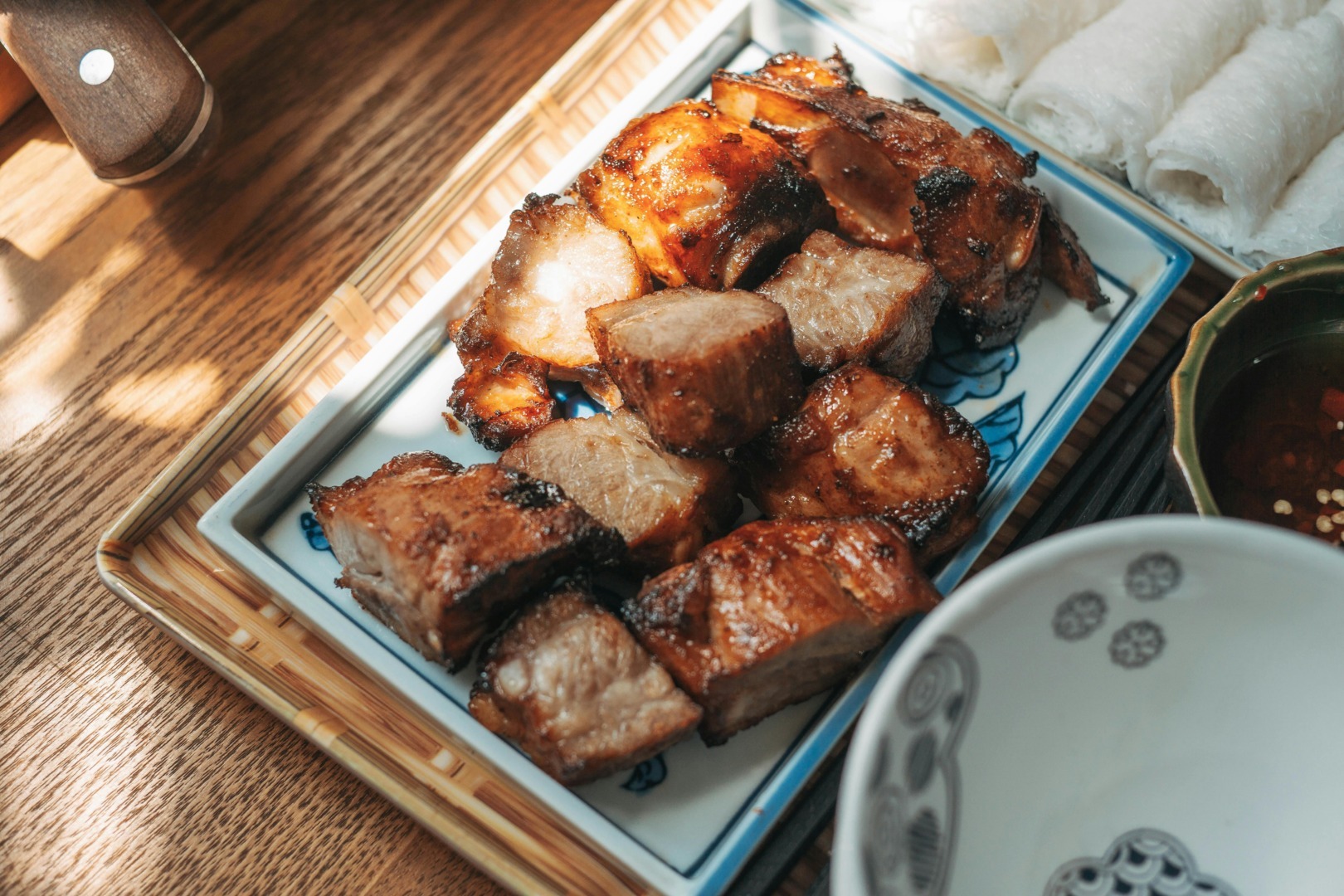 Carnea de porc la grătar, aliment potrivit pentru câine.