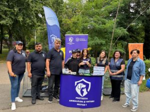 Reprezentanți ai Protecției Animalelor Sector 1 și voluntari într-un parc