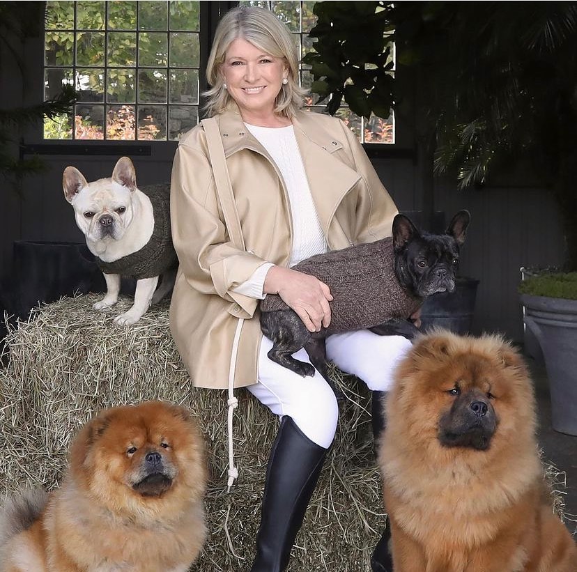 Martha Stewart, fotografiată alături de câinii săi la ferma sa.
