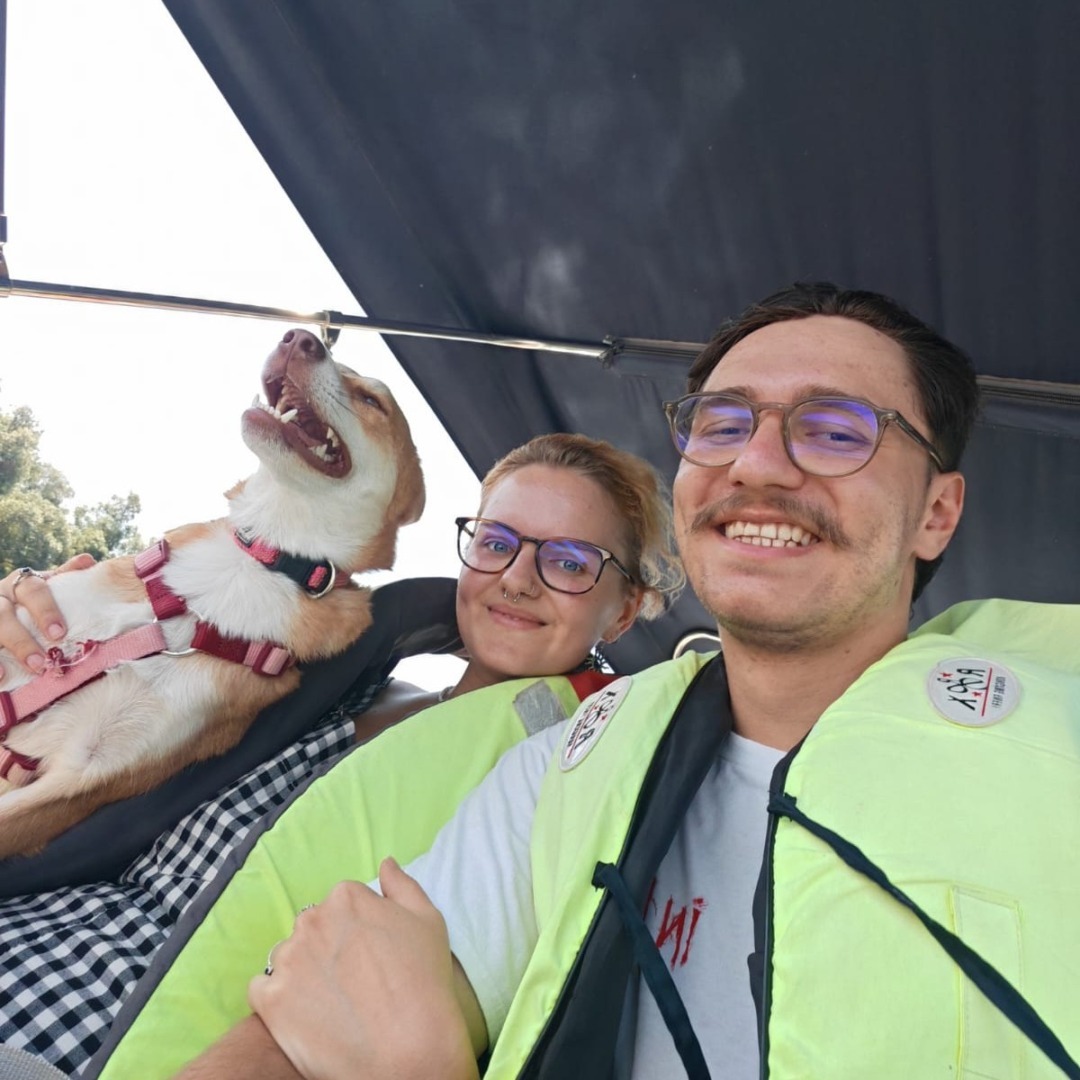 Panini și stăpânii ei în barcă