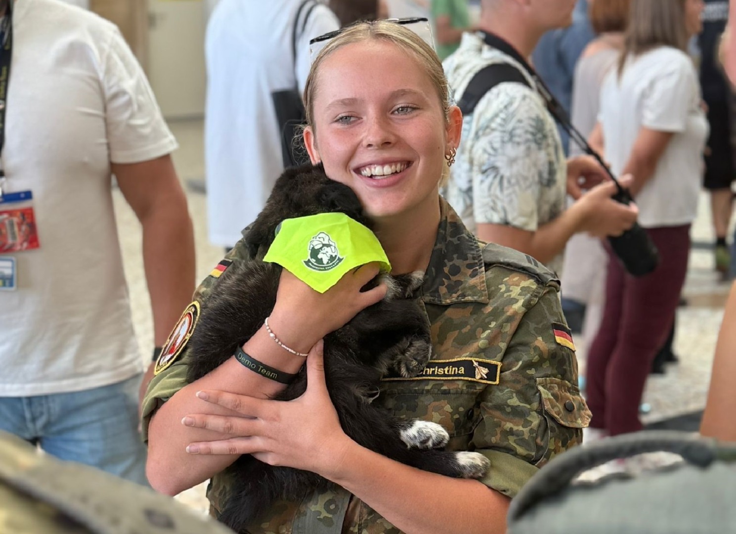 Pilot militar ține în brațe un cățel