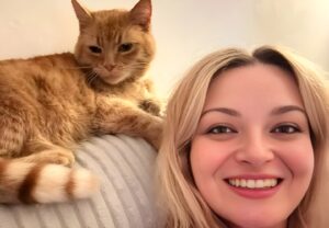 O tânără alături de pisica ei