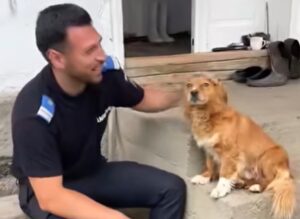 Un jandarm mângâie un cățel