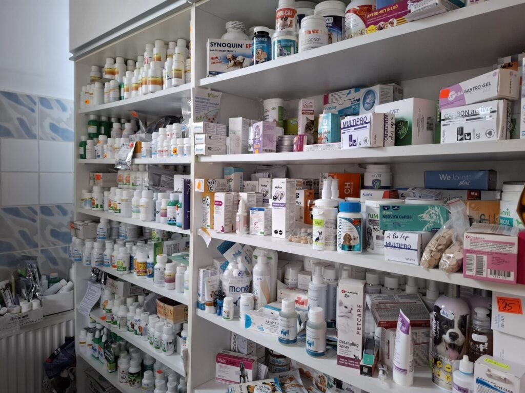 Rafturi cu medicamente într-un cabinet veterinar
