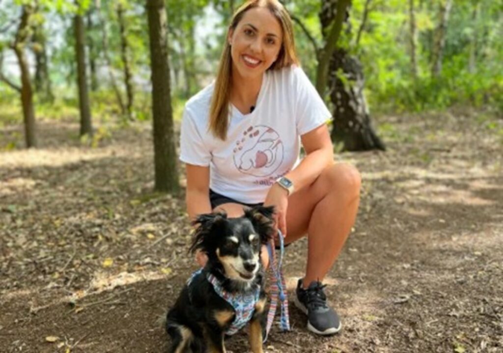 Un câine și stăpâna lui în pădure