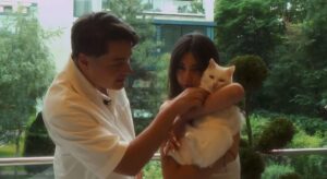 Selly și iubita lui se joacă cu o pisică albă