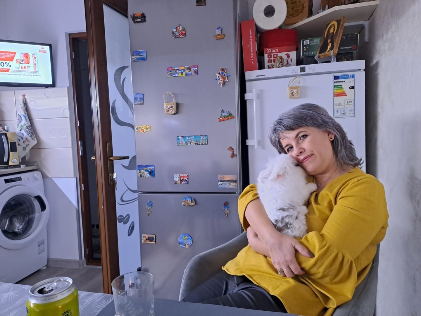 O femeie ține un iepuraș în brațe