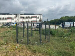 țarc pentru câini amplasat la marginea unui cartier rezidențial