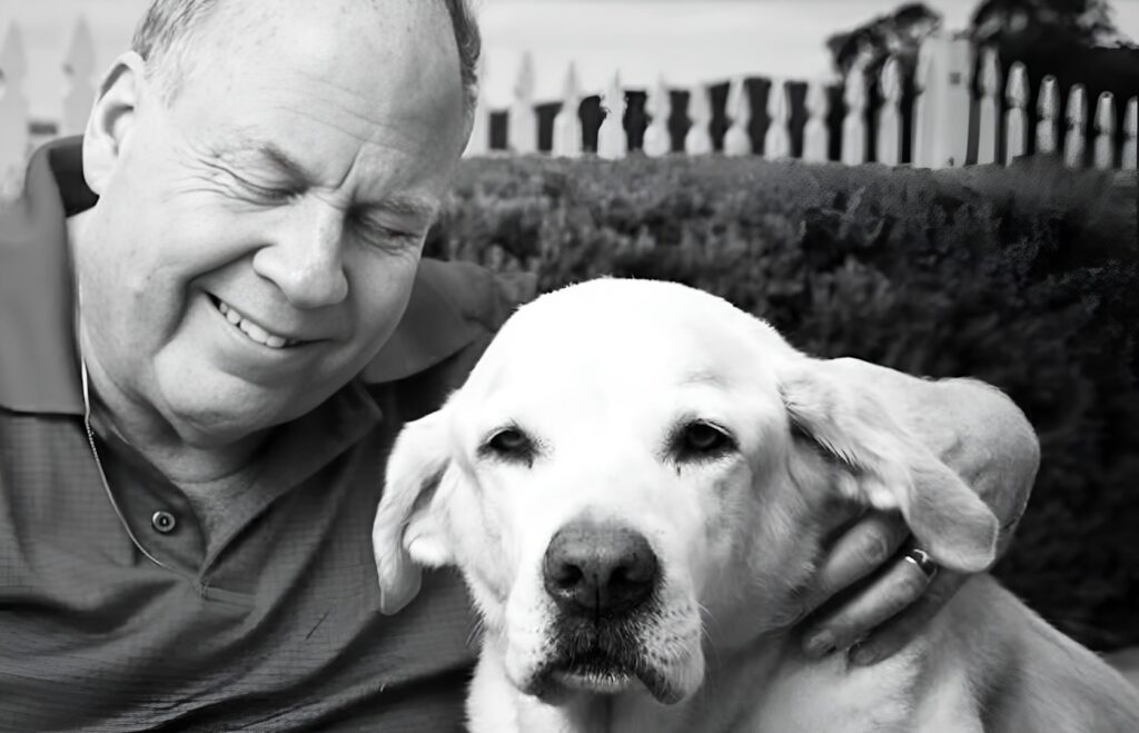 Câine alături de stăpânul lui