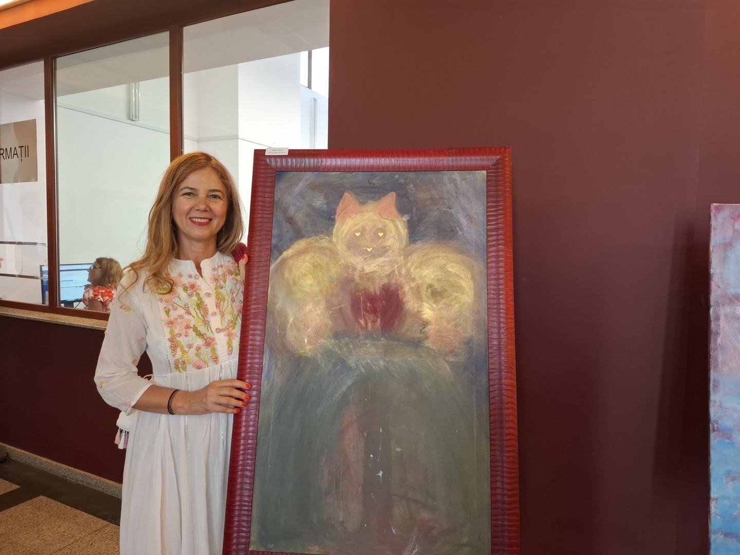 Agatha Blanck alături de unul dintre tablurile ei