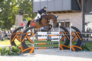 Cătălina Sfetea călare pe cal, în cadrul unei competiții de echitație