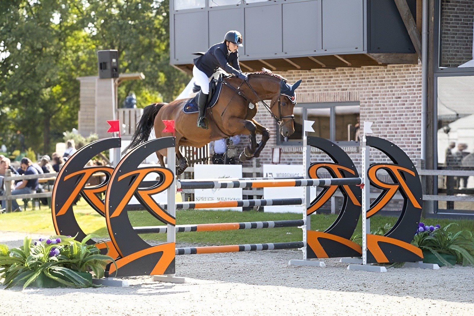 Cătălina Sfetea călare pe cal, în cadrul unei competiții de echitație