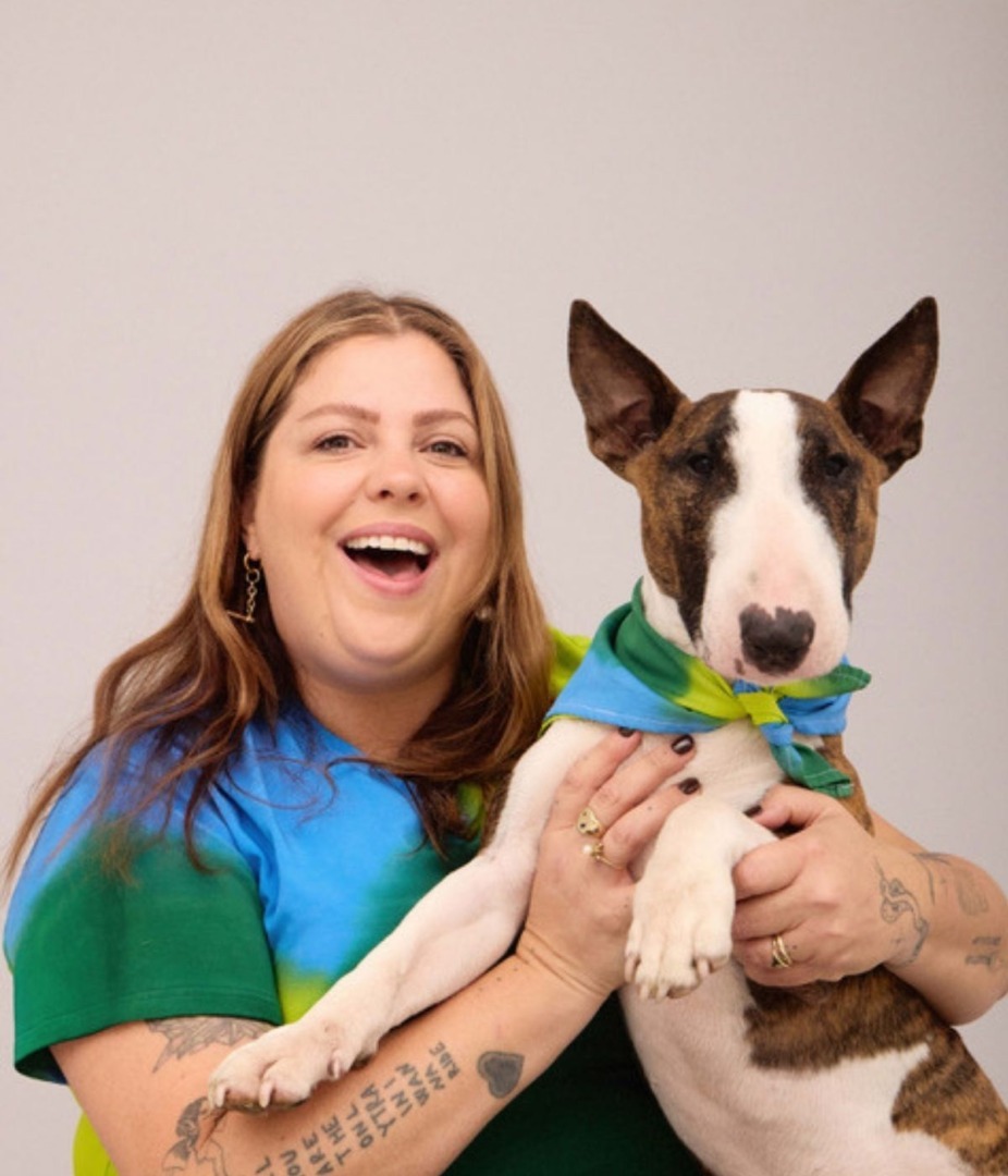 Fată îmbrăcată colorat și asortat cu câinele ei din rasa Bull Terrier