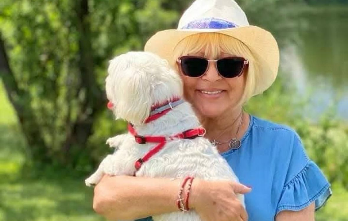 Mirabela Dauer ține un câine în brațe