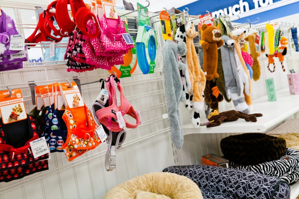 Accesorii și jucării pentru animale, într-un pet shop