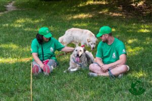 Doi reprezentanți ai Adăpostului Speranța alături de doi câini