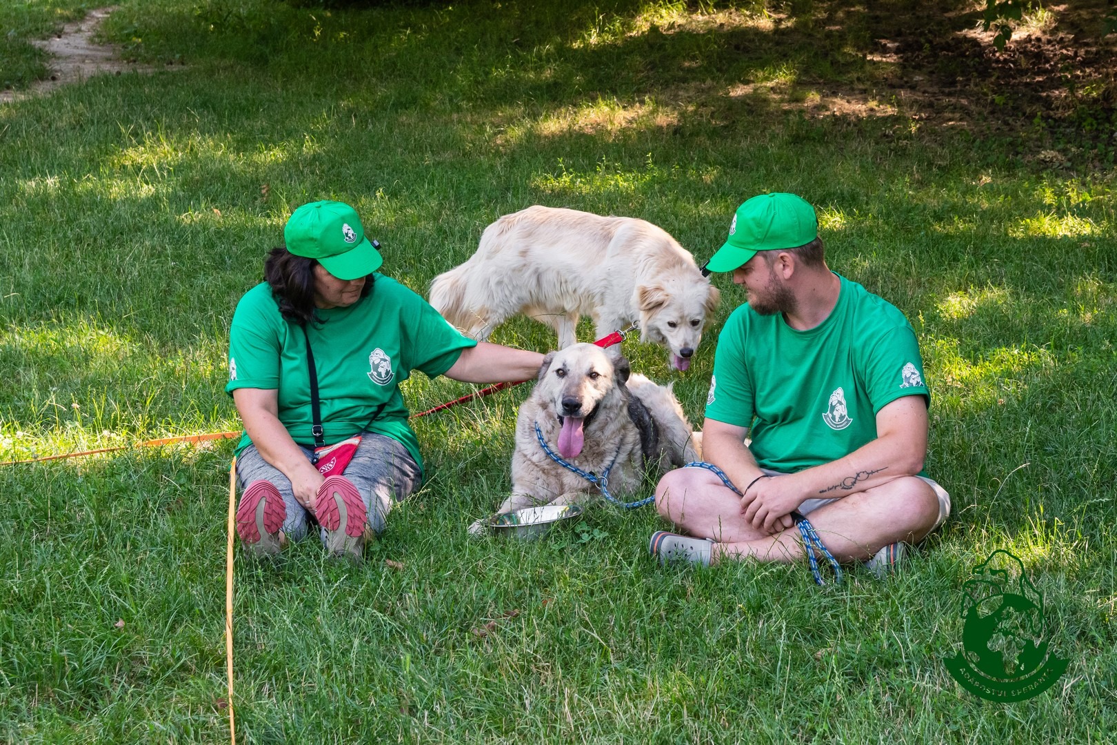 Doi reprezentanți ai Adăpostului Speranța alături de doi câini